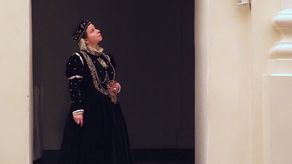 Szyjąc suknię wzorowałam się na sukni Katarzyny z portretu Lucasa Cranacha Młodszego. Krawiec w Krakowie zdjął miarę, wyciął elementy stroju i ponumerował części, a następnie ręcznie uszyłam całą sukienkę. Pamiętam, jak ważny był sznur pereł, kupiony w Wilnie - mówi Victoria Enefors

