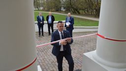 Starosta bialski Mariusz Filipiuk przecina wstęgę na finał inwestycji 