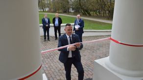 Starosta bialski Mariusz Filipiuk przecina wstęgę na finał inwestycji 