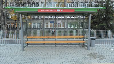 Przez Wyścigową nie kursuje już żadna miejska linia, a przystanki przy drodze, którą chwali się Ratusz, są kompletnie bezużyteczne