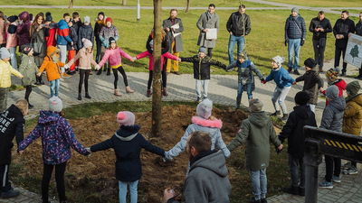W Łęcznej posadzili 8,5 metrową lipę. Jedno takie drzewo oczyszcza powietrze jak 500 małych sadzonek