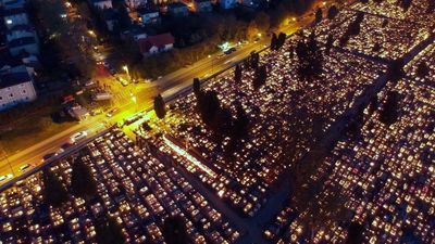 Niektórzy przechodzą przez ogrodzenie. Wraca temat dodatkowego wejścia na cmentarz parafialny w Kraśniku