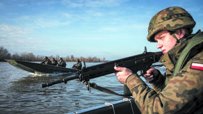 Przeprawa desantowa przez Wisłę na łodziach saperskich
