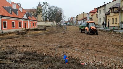 Z blisko czterdziestu drzew, jakie rosły na starym placu, usunięto niemal wszystkie. Zostały raptem cztery, charakterystyczna wierzba na rogu oraz trzy lipy.