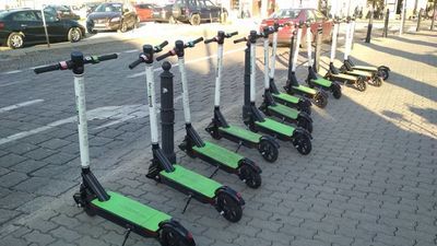 Hulajnogą elektryczną po mieście. Jakie tak naprawdę obowiązują przepisy?