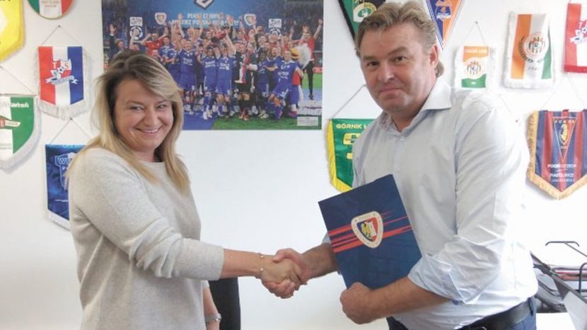 Prezes Stali Magdalena Czelej i dyrektor sportowy Piasta Bogdan Wilk po podpisaniu umowy o współpracy między klubami<br />
<br />
