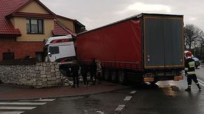 Frampol: Tir wjechał w restaurację. Jest nagranie z monitoringu