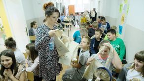 Uczniowie Publicznej Szkoły Podstawowej im. Zofii i Juliusza Stadnickich w Osmolicach przygotowali m.in. inscenizację “Potwór ekologiczny
