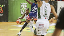 Alexis Peterson (z piłką) poprowadziła koleżanki do wygranej nad Wisłą Kraków.