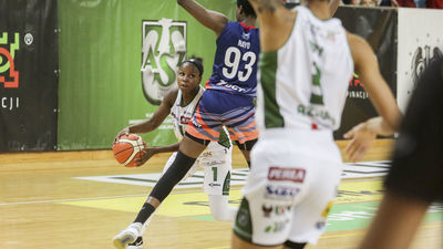 Alexis Peterson (z piłką) poprowadziła koleżanki do wygranej nad Wisłą Kraków.