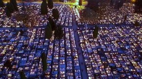 Niesamowity widok na cmentarz przy Walecznych [zdjęcia]