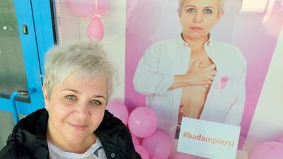 Jolanta Sagan przed swoim sklepem