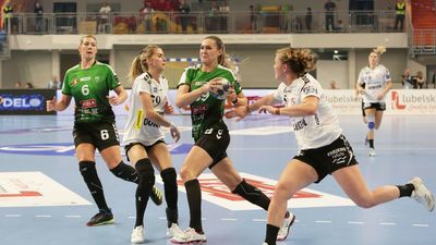 Kinga Achruk (z piłką) zdobyła w Danii 4 bramki
