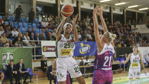 Ama Degbeon (na zdjęciu z piłką) jest jedną z czterech koszykarek Pszczółki, obok Julii Adamowicz, Agnieszki Szott-Hejmej i Giedre Labuckiene, które zagrają w barwach narodowych.