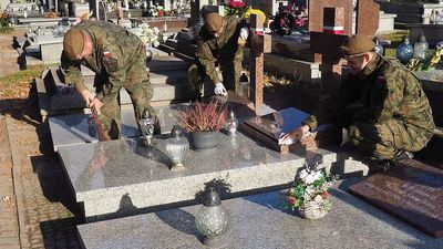 Terytorialsi porządkowali groby żołnierzy AK na cmentarzu w Urzędowie 