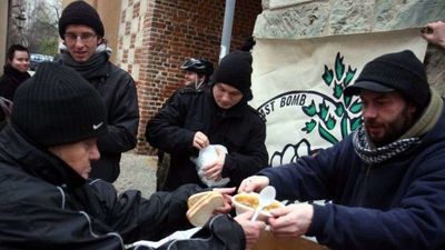 Jedzenie Zamiast Bomb. Talerz zupy pod Bramą Krakowską 