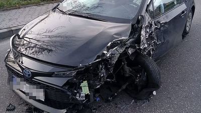 Kierowca toyoty zasnął za kierownicą. Uderzył w ciężarówkę