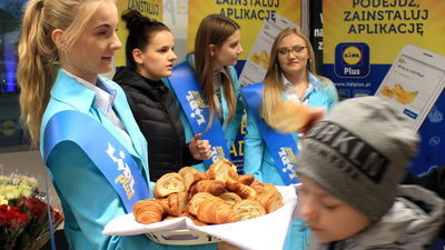 To już drugi sklep sieci Lidl w tym mieście. Przyszły tłumy klientów [wideo]
