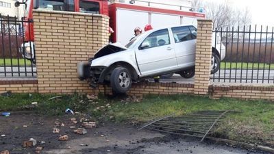 Wypadek w Bogdance. Chciał uniknąć zderzenia, wypchnięty przez ciężarówkę wylądował na płocie