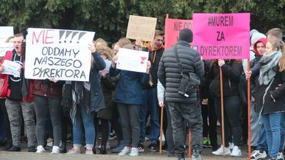 Uczniowie protestują przed szkołą 