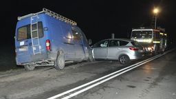 Kierowca busa spowodował kraksę z dwoma innymi samochodami. Ranni pozostają w szpitalu