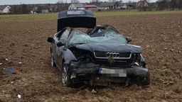 Wypadek na drodze Puławy - Dęblin. Samochód wypadł z drogi, zjechał z nasypu i dachował