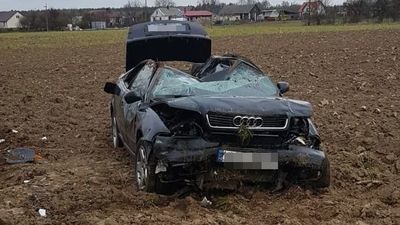 Wypadek na drodze Puławy - Dęblin. Samochód wypadł z drogi, zjechał z nasypu i dachował