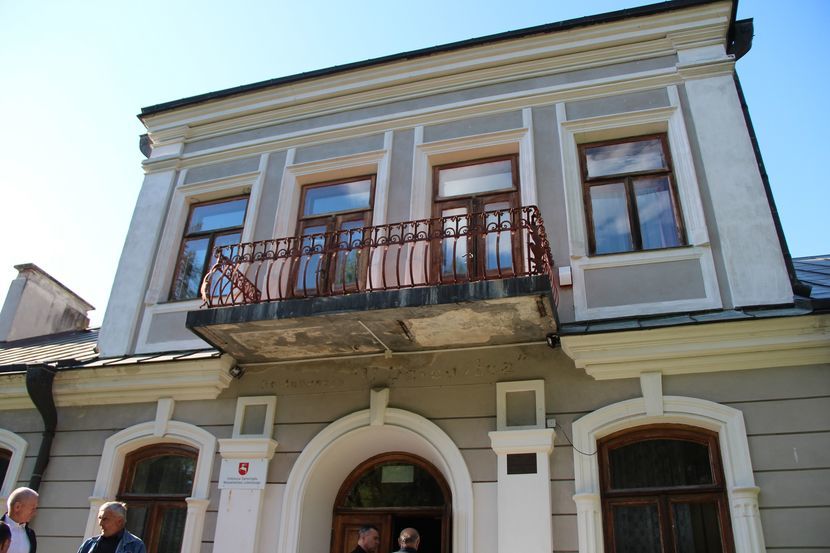 Klasycystyczny dwór w Grabanowie został zbudowany w latach 60. XIX wieku z inicjatywy rodziny Grabowskich