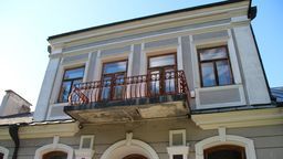 Klasycystyczny dwór w Grabanowie został zbudowany w latach 60. XIX wieku z inicjatywy rodziny Grabowskich