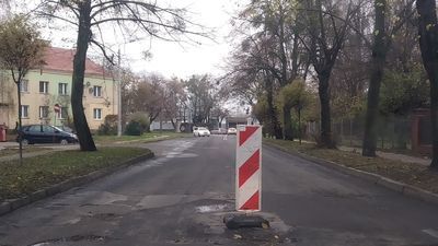 Słupek drogowy zostawili na środku ulicy. "Jakby o nim zapomniano"