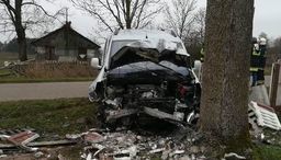 Lubelskie: Najpierw pił, a potem wjechał samochodem w ogrodzenie