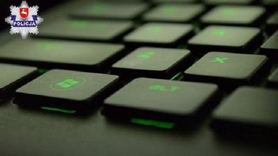 Dostał wiadomość, że ma do zapłaty drobną kwotę. Kliknął w link i stracił znacznie więcej