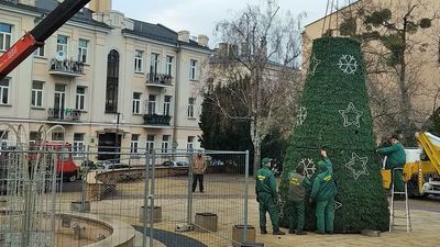 Budują świąteczne iluminacje w Chełmie. Chcą zdążyć przed Mikołajkami