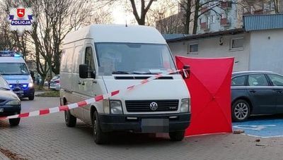 Kierowca busa cofał i nie zauważył kobiety. Śmiertelnie potrącił 81-latkę