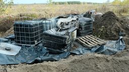 Gminie Niemce podrzucono w sumie 28 pojemników z chemikaliami, każdy o pojemności 1000 litrów. Część z nich była przedziurawiona lub rozerwana