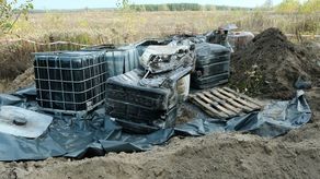 Gminie Niemce podrzucono w sumie 28 pojemników z chemikaliami, każdy o pojemności 1000 litrów. Część z nich była przedziurawiona lub rozerwana