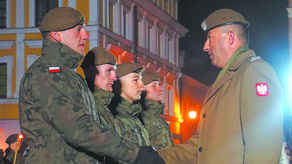 Płk Tadeusz Nastarowicz gratuluje kapralom awansu
