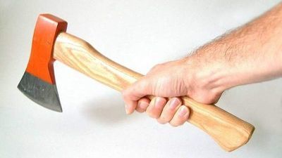 Kobieta zamknęła się w mieszkaniu. Jej mąż przyszedł z toporkiem 