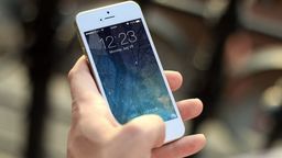 Chłopiec zostawił plecak przed sklepem. Gdy wrócił, nie miał już telefonu 