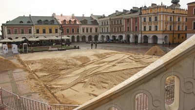 Wysypali tony piasku na rynku w Zamościu [zdjęcia]