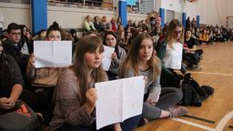 "Murem za dyrektorem" - uczniowie, nauczyciele i rodzice