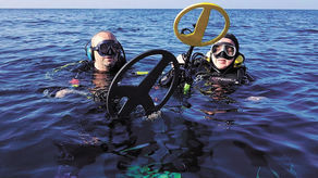 Miejsca wstępnie zbadane skanerem eksplorują nurkowie wyposażeni w bardzo czułe wykrywacze metalu