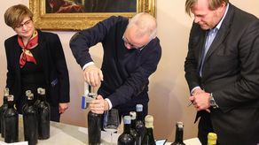 Spróbowali 100-letnich win znalezionych w muzeum w Kozłówce [zdjęcia, wideo]