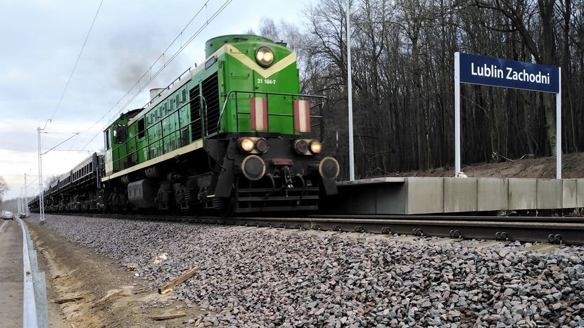 Na nowym przystanku Lublin Zachodni można teraz oglądać pociągi towarowe dowożące tłuczeń mający być podsypką pod drugi tor