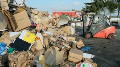 Niektóre skupy przyjmują tylko część papierowych surowców. Za książki, zeszyty i czasopisma dostaniemy zaledwie od 3 do 5 groszy za kilogram
