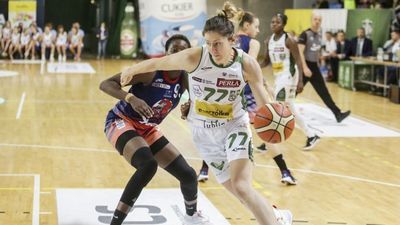 Giedre Labuckiene (z piłką) będzie miała dużo pracy pod koszami

