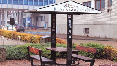 Solarna wiata w Puławach naprawiona. Znów naładujesz tu telefon