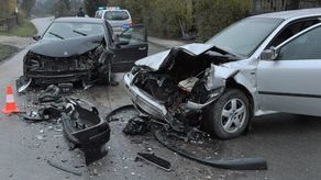 Kierowca zasnął za kierownicą, trzy osoby w szpitalu