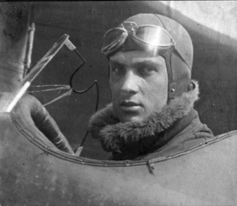 Gen. Szczepan Ścibior podczas kursu pilota w Centrum Wyszkolenia Oficerów w Dęblinie w 1929 r.