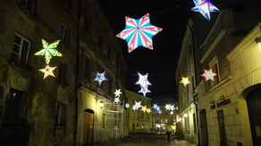 Stare Miasto w Lublinie już szykuje się na święta. Iluminacja to dopiero początek